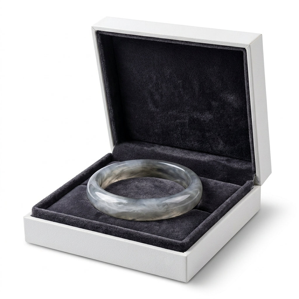 Vòng Ngọc Lam Khói Vân Mây (Grey Jade) — Tĩnh Lặng Giữa Dòng Chảy Cuộc Đời